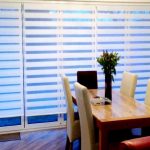 الكراسي عالية الظهر أمام طاولة خشبية