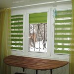 طاولة خشبية مع سطح طاولة نصف دائري