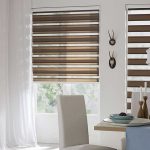 تول خفيف الوزن على النافذة مع ستائر بنية