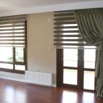 ستارة سميكة على نافذة غرفة المعيشة