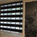 ملصق مع صورة المدينة الليلية على جدار الغرفة