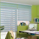 رف مفتوح فوق مكتب الكمبيوتر