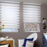 كرسي منجد مع ظهر بالقرب من طاولة الطعام