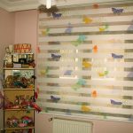 فراشات على الستائر ليل نهار في غرفة الأطفال