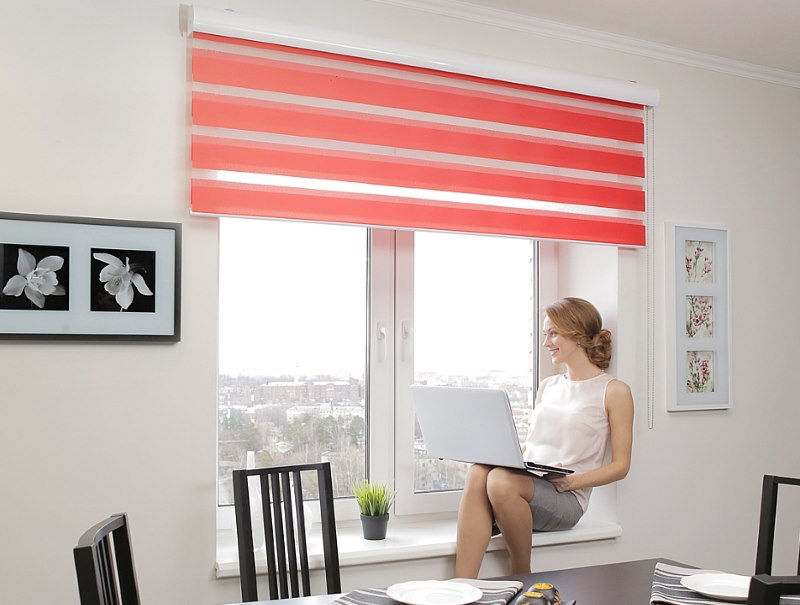 فتاة مع كمبيوتر محمول على حافة النافذة البلاستيكية