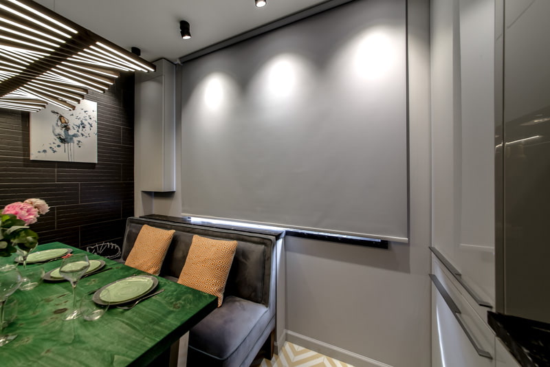 بكرة رمادية أعمى على جدران المطبخ