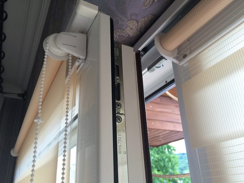 فتح الرول للمكفوفين نوع حمار وحشي على وشاح من نافذة بلاستيكية