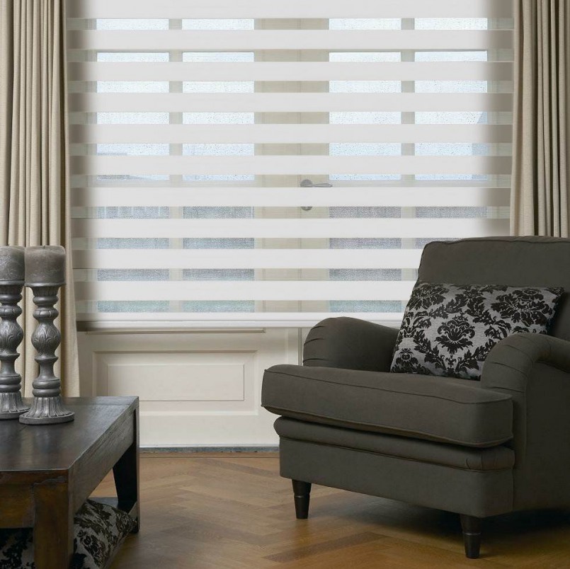 نافذة زخرفة غرفة المعيشة جنبا إلى جنب الستائر