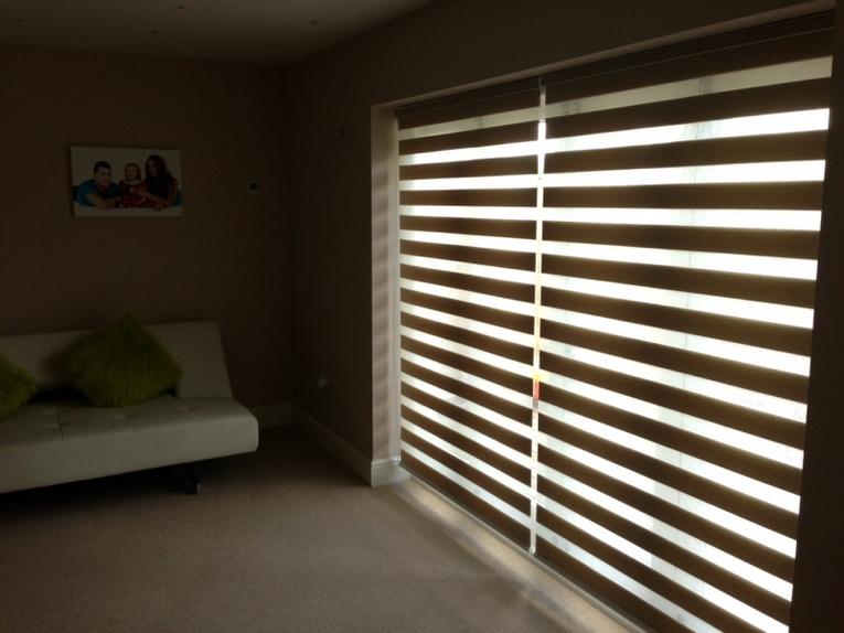 ستائر واسعة Day Night على نافذة بانورامية لغرفة المعيشة