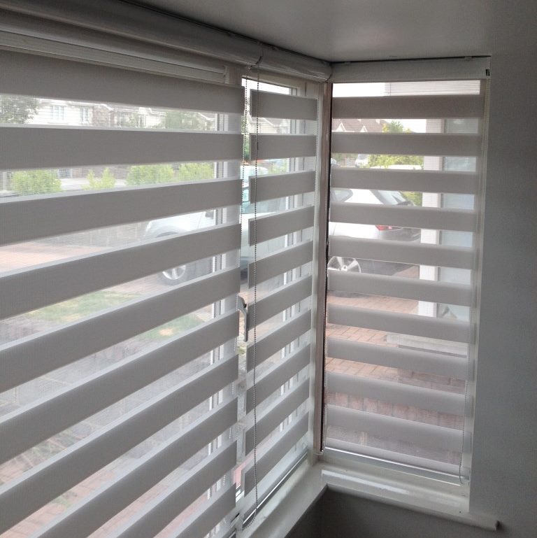 خطوط بيضاء على الستار ليلا ونهارا