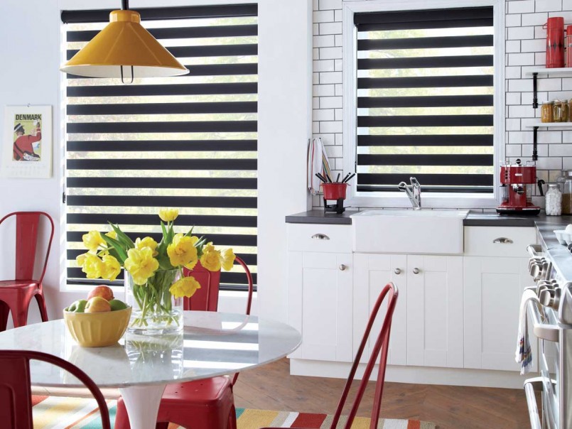 الستائر السوداء ليلا ونهارا في الداخل من المطبخ