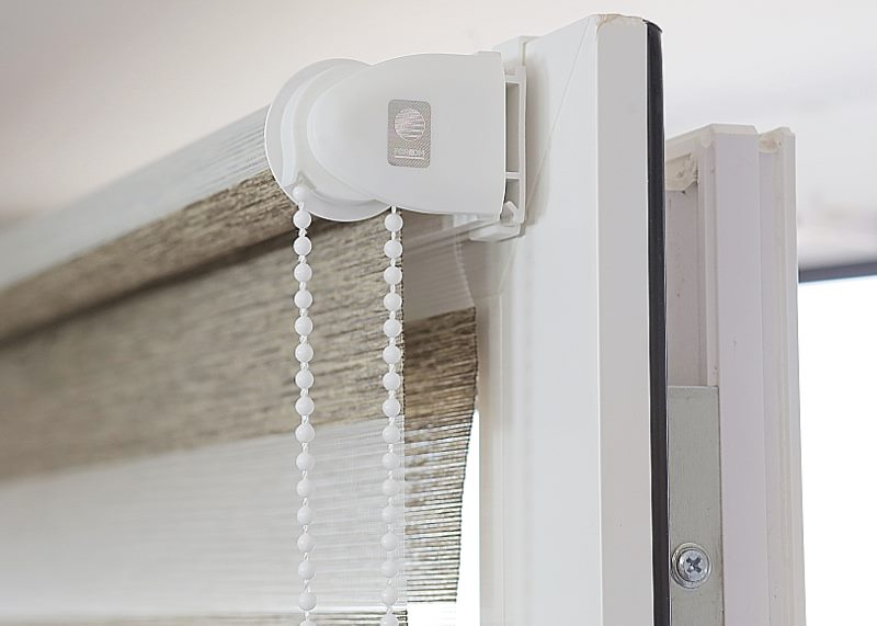 فتح أعمى مزدوج ليلا ونهارا على وشاح النافذة