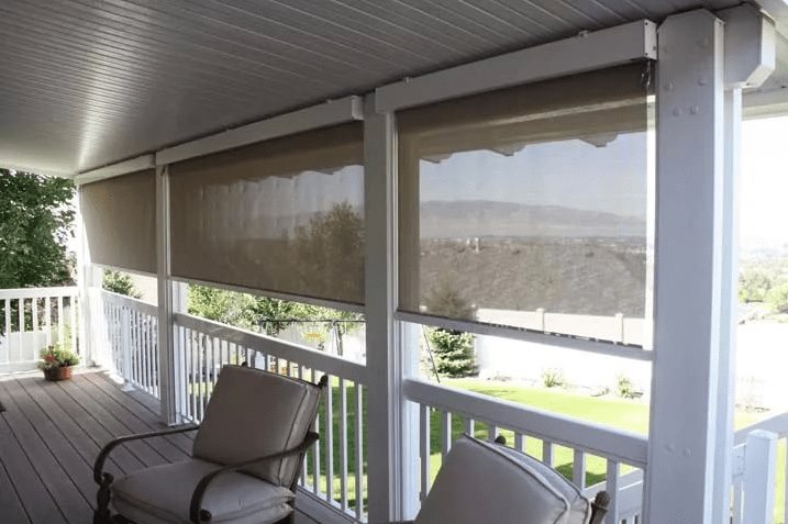 شرفة منزل ريفي مع الستائر الدوارة