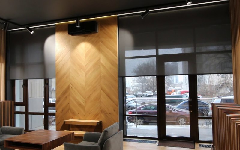 ستائر كهربائية شفافة على النوافذ الكبيرة