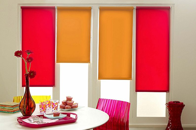 نافذة زخرفة غرفة المعيشة الستائر الدوارة مفتوحة