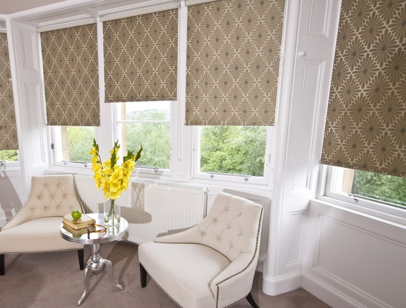 التسجيل بواسطة ستائر النوافذ الملفوفة في نافذة الخليج