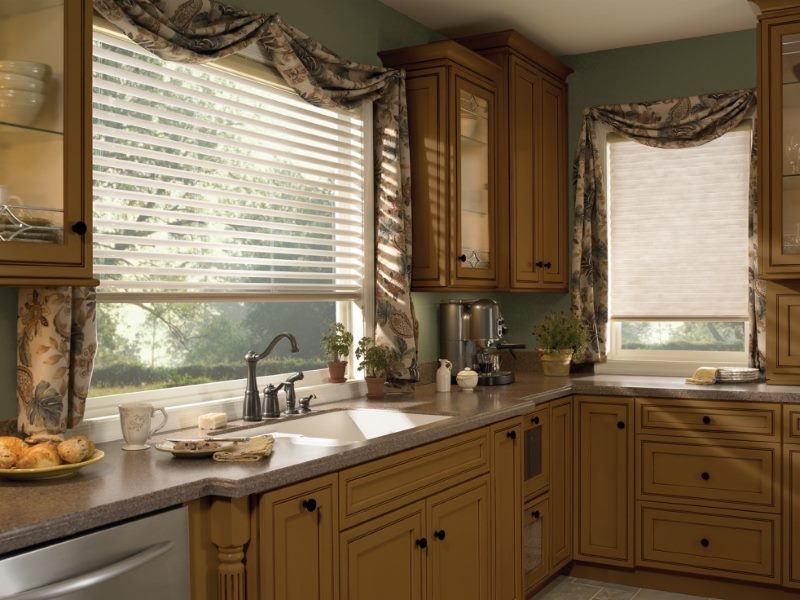 الستائر حمار وحشي على نوافذ المطبخ من منزل خاص