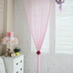 ستائر مكونة من خيوط طويلة من اللون الوردي