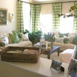 ستائر باللونين الأبيض والأخضر تحقق كبير والوسائد الزخرفية لتتناسب