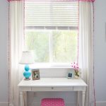 ستائر في غرفة النوم للفتاة بمزيج من اللون الوردي والأبيض