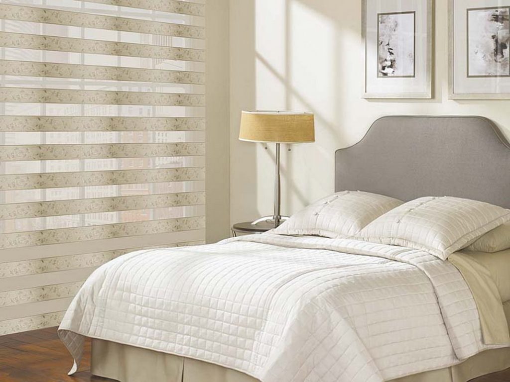 الستائر الدوارة البيج على نافذة غرفة النوم