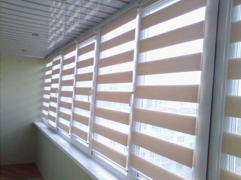 نوافذ لوجيا مع ظلال الأسطوانة من اللون البيج ليلا ونهارا