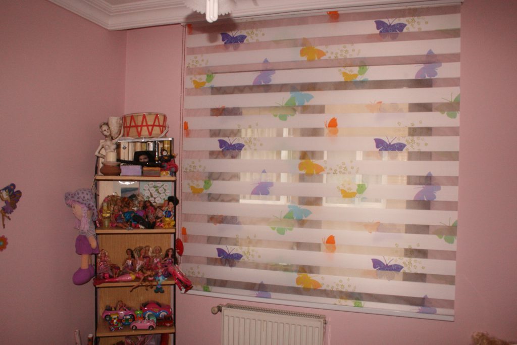 الفراشات اللون على توري تشبه حمار وحشي