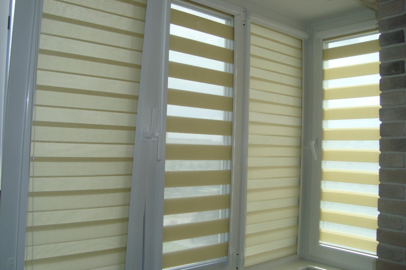 ستائر نهارية ليلا مع أدلة على نوافذ الشرفة