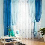 ستائر زرقاء-زرقاء في الداخل