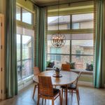 الستائر البسيطة ذات اللون الأزرق والأخضر تبدو جيدة في غرفة الطعام