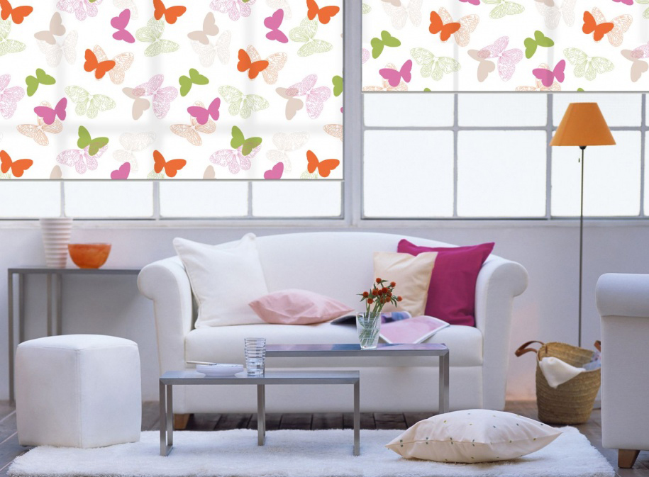 فراشات على الستائر الدوارة المصنوعة من النسيج الصناعي