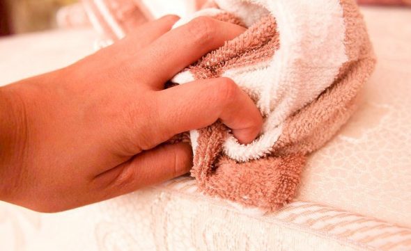ترطيب قطعة قماش نظيفة بالماء البارد