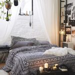 النوم على الأرض مفيد وبسيط ومبتكرة.