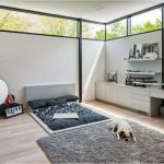 النوم في أرضية غرفة المعيشة سهل التنظيف خلال النهار.