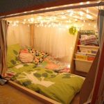 النوم في مكانه على الأرض - زاوية غير عادية للاسترخاء