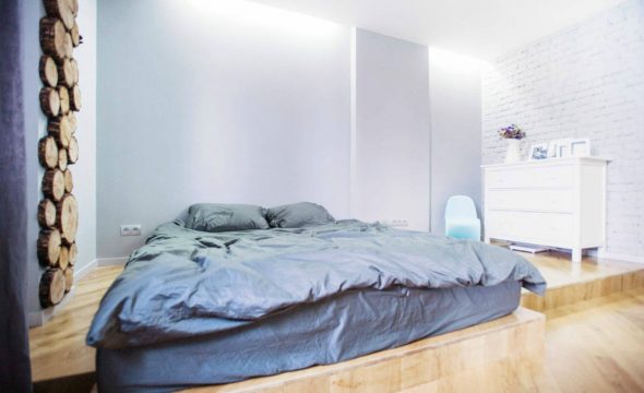 غرفة نوم مع المنصة