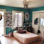 غرفة نوم بوهيمية مع مرتبة عالية على الأرض