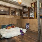 غرفة نوم على الطراز الصناعي مع حصيرة للنوم