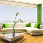 غرفة معيشة أنيقة مع ستائر ووسائد للمباراة