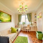 غرفة مشرقة للأطفال مع لمسات خضراء زاهية