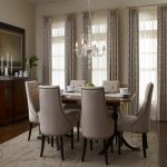 طنف خشبي فاتح لغرفة الستائر