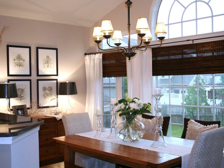 ستائر بامبو داكنة على نوافذ غرفة المعيشة الخفيفة