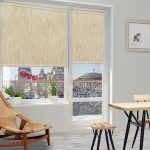 الستائر الدوارة الكتان على نافذة غرفة المعيشة مع شرفة