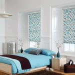 الفراش الفيروز على السرير في غرفة النوم
