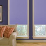 ستائر رول بلو في نوافذ غرفة المعيشة