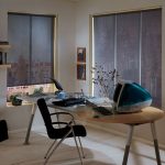 لفات من القماش الشفاف على نوافذ المكتب المنزلي