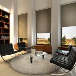 تصميم غرفة المعيشة مع ثلاث نوافذ