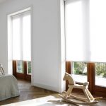 ستائر بيضاء من القماش الخفيف