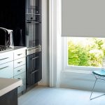 سلك مرتفع أمام نافذة المطبخ