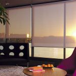 عرض غروب الشمس من خلال الستائر شفافة